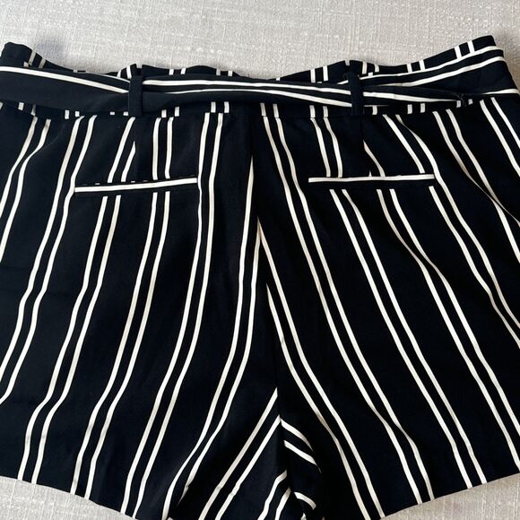Torrid Womens 18 Black White Stripe Flowy High‎ Waisted Pleated Paper Bag Shorts - Picture 4 of 11